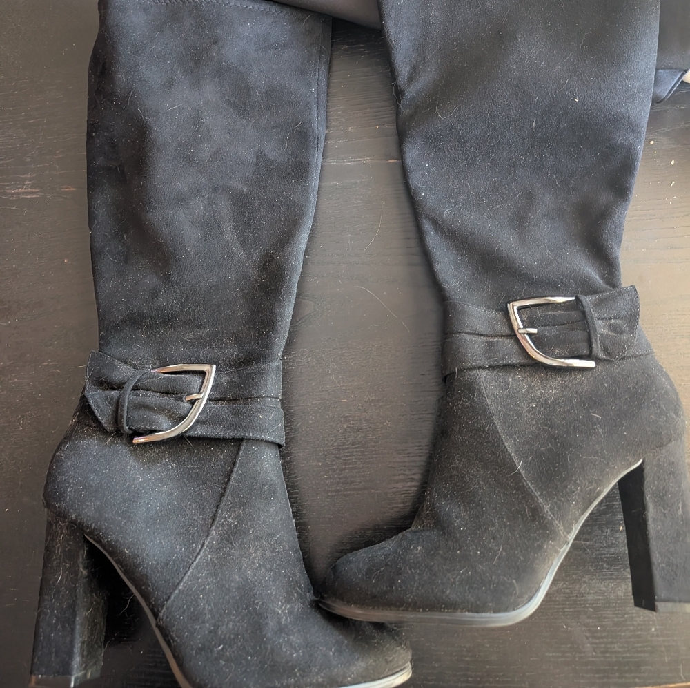 Chic Black Heeled Boots with Buckle Detail